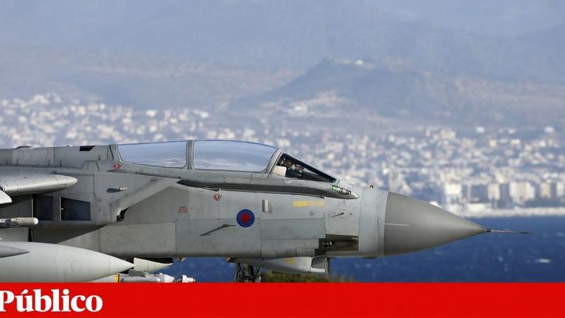 Uma aeronave na base britânica da RAF em Akrotiri, que foi alvo de um ataque com drones