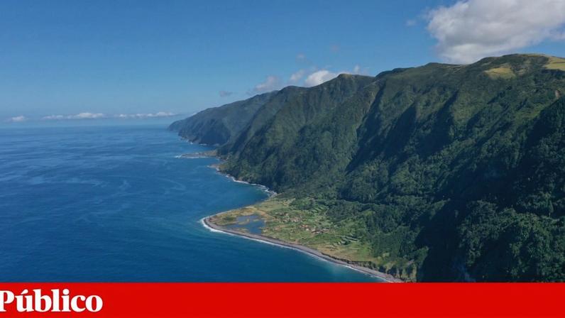Imagem de drone da ilha de São Jorge, nos Açores