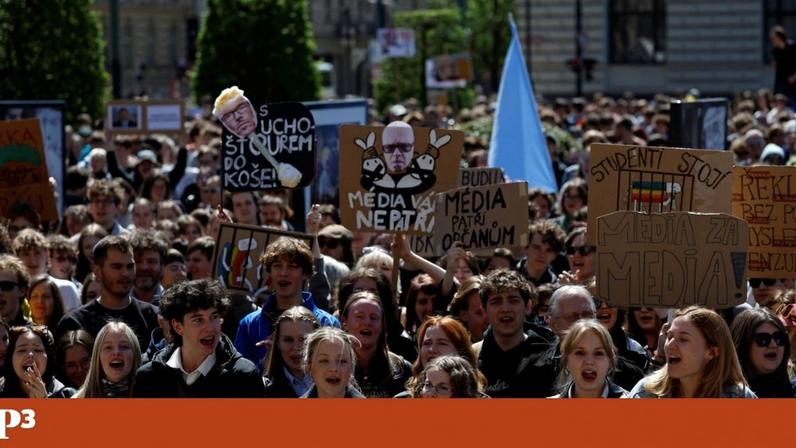 Milhares de estudantes proclamaram: “Não vamos deixar-vos levar os media”