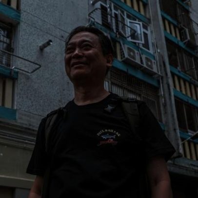 Vítima de incêndio em Hong Kong regressa para recuperar memórias do cão