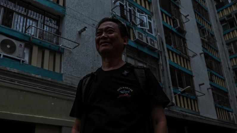 Vítima de incêndio em Hong Kong regressa para recuperar memórias do cão