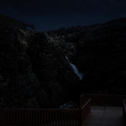 Nova vista sobre a grande cascata Fisgas de Ermelo, com miradouros adicionais