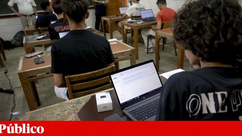 Professores questionam digitalização de provas por falta de transparência