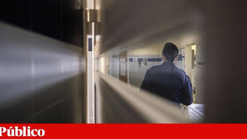 Incêndio em prisão de Santa Cruz do Bispo deixa recluso ferido