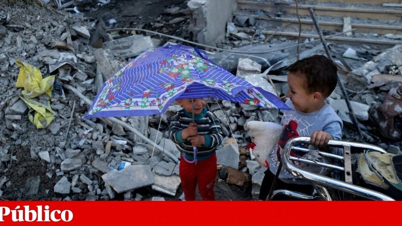 Duas crianças brincam no meio dos destroços de ataques israelitas na cidade de Tiro, no Sul do Líbano