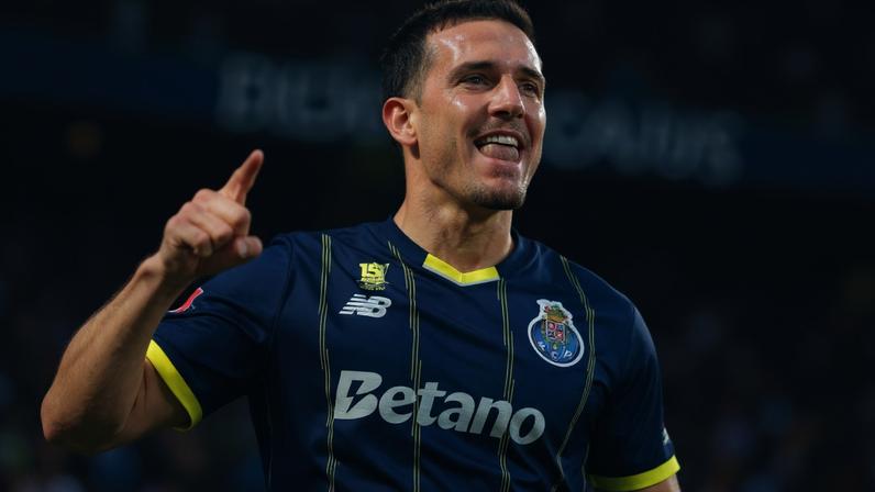 Deniz Gül apontou dois golos na Amadora, no triunfo do FC Porto, por 1-2