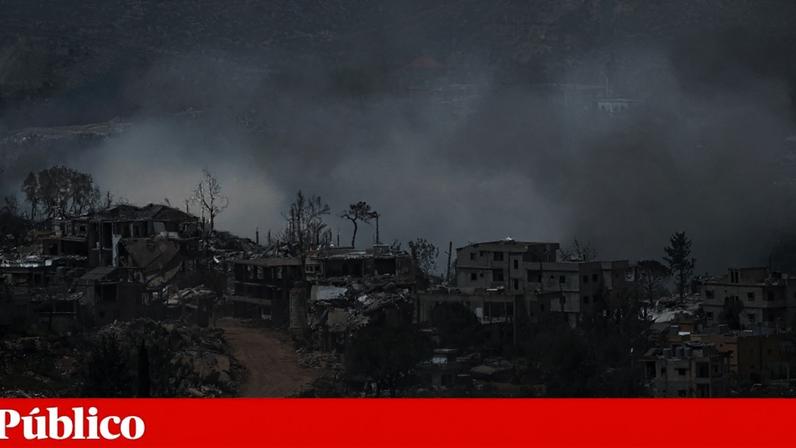 O fogo de explosões junto à fronteira entre o Líbano e Israel vistas a partir do lado israelita esta segunda-feira