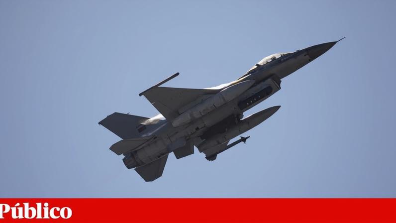 Um caça F-16 ultrapassou ontem a barreira do som, o que gerou o estrondo e a onda de choque