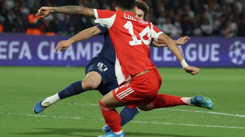 João Neves e Luis Díaz em despique, no Parque dos Príncipes