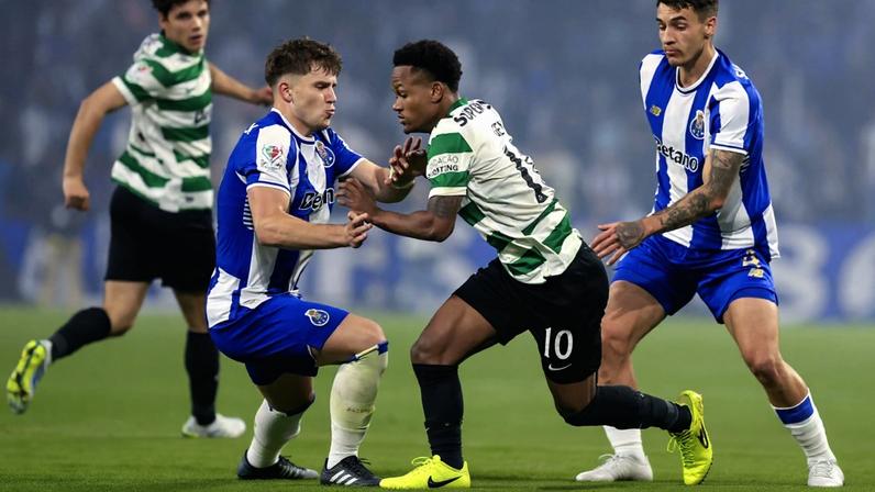 Pietuszewski e Geny Catamo em acção no FC Porto-Sporting da meia-final da Taça