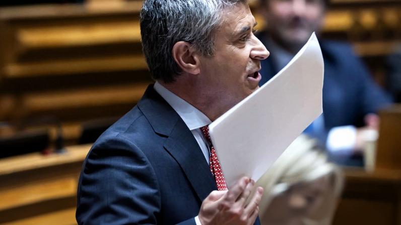 José Luís Carneiro questiona impostos em combustível: quase 45 euros por 50 litros