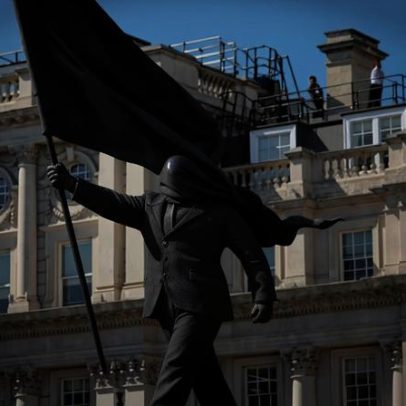 Escultura de Banksy em Londres expõe cegueira do poder