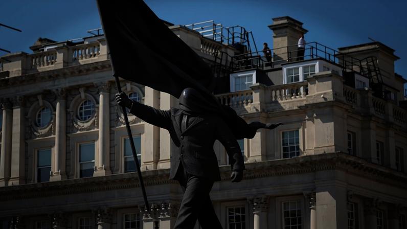 Escultura de Banksy em Londres expõe cegueira do poder