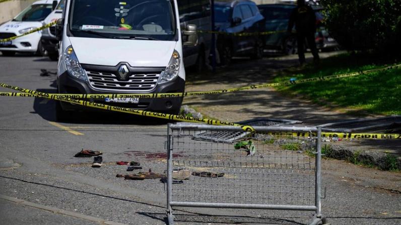 Manchas de sangue numa estrada perto do consulado de Israel em Istambul, após um tiroteio entre homens armados e a Polícia