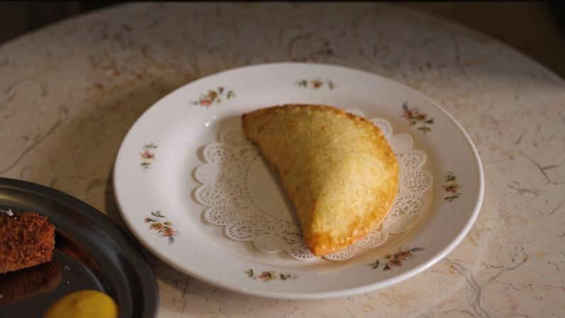 O croquete e o pastel de pescada são dois dos petiscos do Peão.