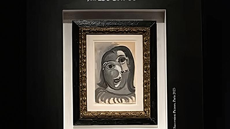A tela «Tête de femme», de Pablo Picasso, pintada em 1941, é exposta antes do sorteio da tômbola na leiloeira Christie's, em Paris.