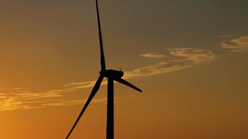 Nesta fotografia de 1 de junho de 2017, uma turbina eólica do parque eólico Lost Creek recorta-se contra o pôr do sol perto de King City, Missouri