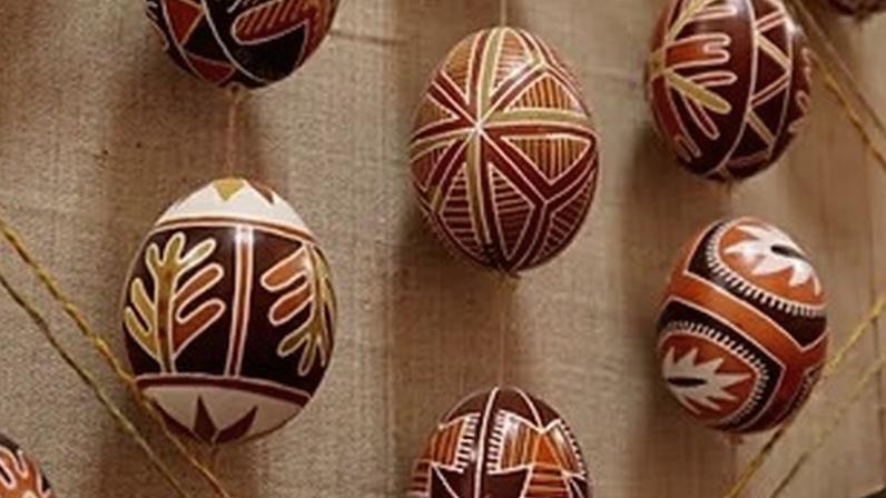 Ovos ricamente decorados em exposição no Museu Pysanka, em Lviv