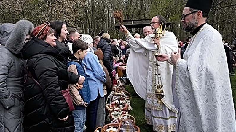 Sacerdotes abençoam os fiéis e os seus cestos de Páscoa para assinalar a Páscoa ortodoxa, em Pyrohiv, perto de Kiev, Ucrânia, domingo, 12 de abril de 2026.
