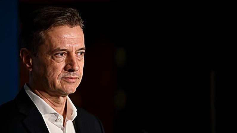 O primeiro-ministro da Eslovénia, Robert Golob, fala aos meios de comunicação social no parlamento em Liubliana, Eslovénia, no domingo, 22 de março de 2026.