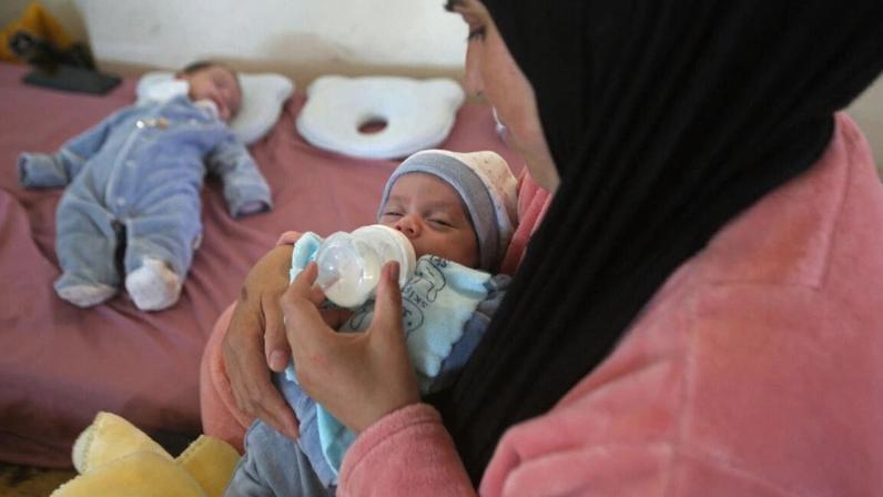 Mulheres dão à luz em tendas durante guerra no Líbano