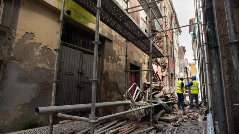 Derrocada em Miragaia causa receio sobre casas devolutas e riscos