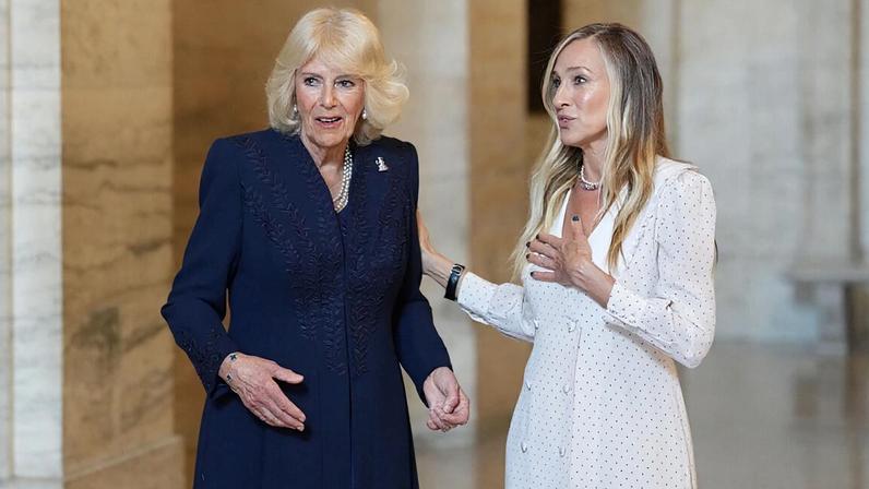 Camilla e Sarah Jessica Parker em Nova Iorque mostram literatura e estilo