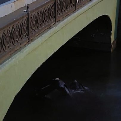 Carro cai no canal de Obvodny e atropela pessoa na Rússia