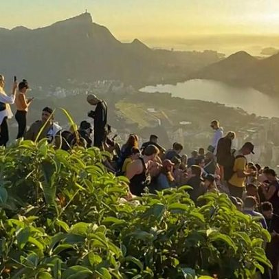 Centenas de turistas ficam presos em miradouro no Rio durante operação policial