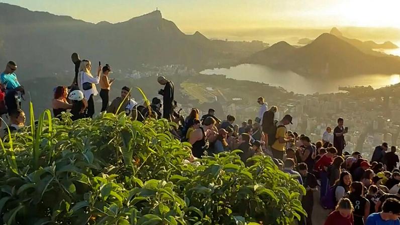 Turistas que foram ver o nascer do sol no morro Dois Irmãos tiveram de esperar operação policial terminar