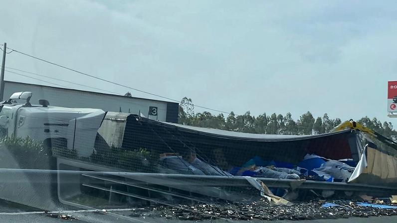 Camião com garrafas vazias tomba na A1; condutor ferido