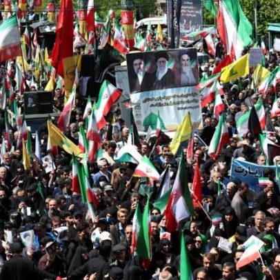 Milhares homenageiam Khamenei 40 dias após a morte no início da guerra