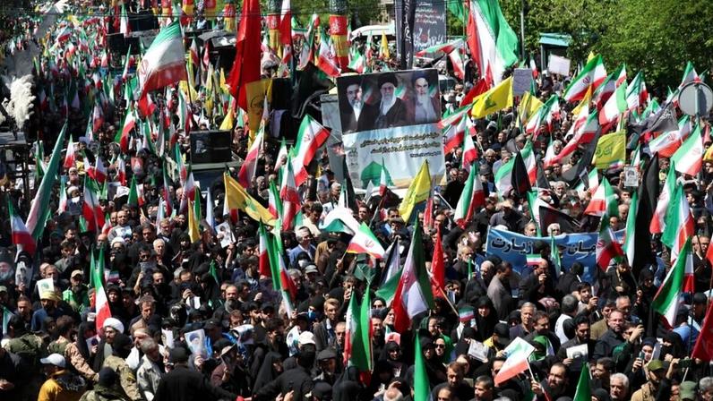 Milhares homenageiam Khamenei 40 dias após a morte no início da guerra