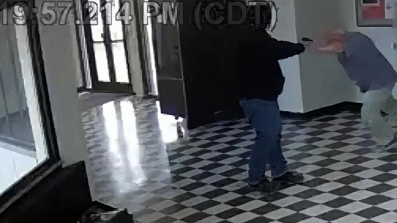 Diretor de escola imobiliza atirador e evita massacre nos EUA