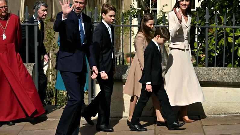 Família real britânica reúne-se na missa de Páscoa