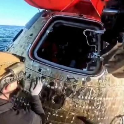 Astronautas da Artemis II são retirados da cápsula