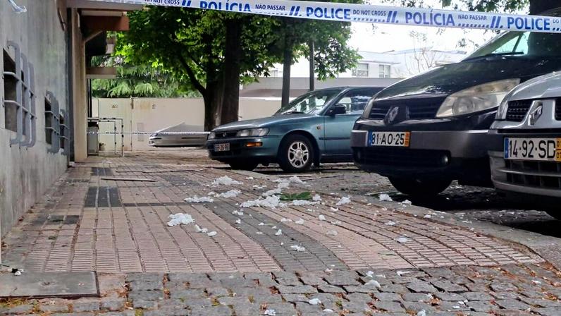 Jovem destrói apartamentos com machado e tenta agredir polícias