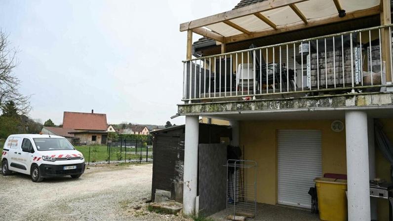 Criança viveu mais de um ano fechada numa mala de carrinha em França