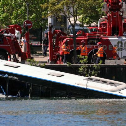 Autocarro colide com carro perto de Paris e cai no rio Sena
