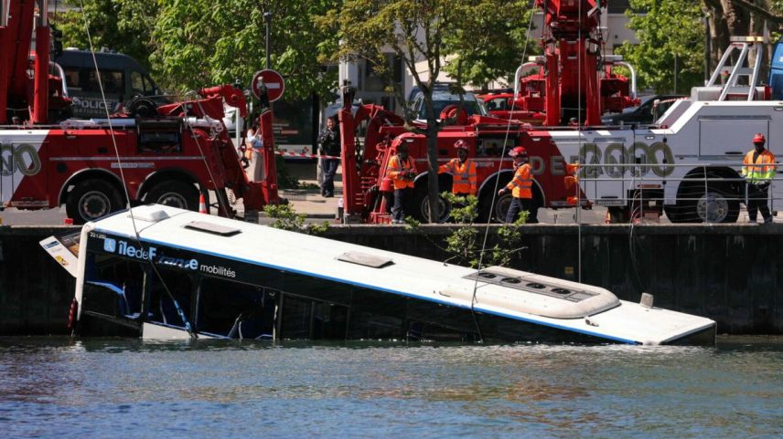 Autocarro colide com carro perto de Paris e cai no rio Sena