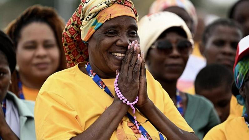 Multidão em Angola busca consolo nas palavras de Leão XIV