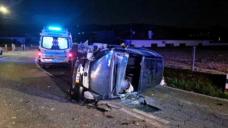 Capotamento em Amares deixa ferido