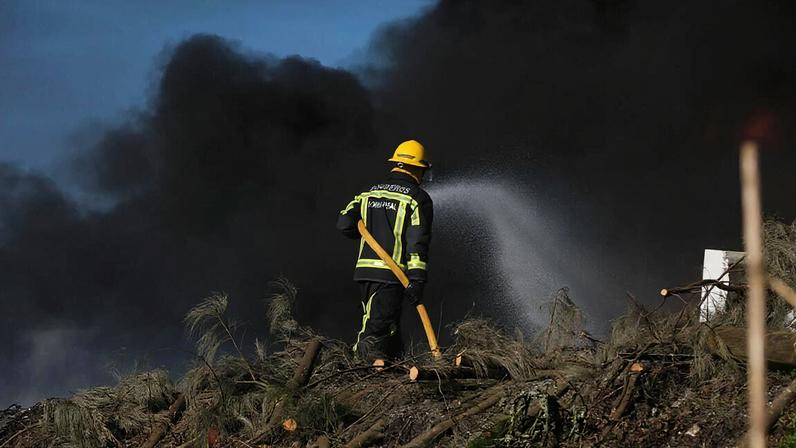 Incêndio em Vale de Cambra mobiliza cerca de 100 bombeiros e 5 meios aéreos