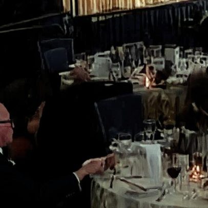 Michael continua a comer a salada após ouvir tiros