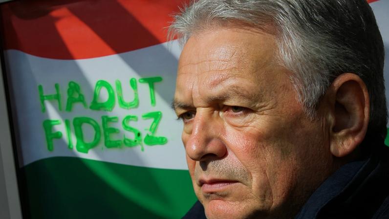 Orbán assume responsabilidade pela derrota mas mantém liderança do partido