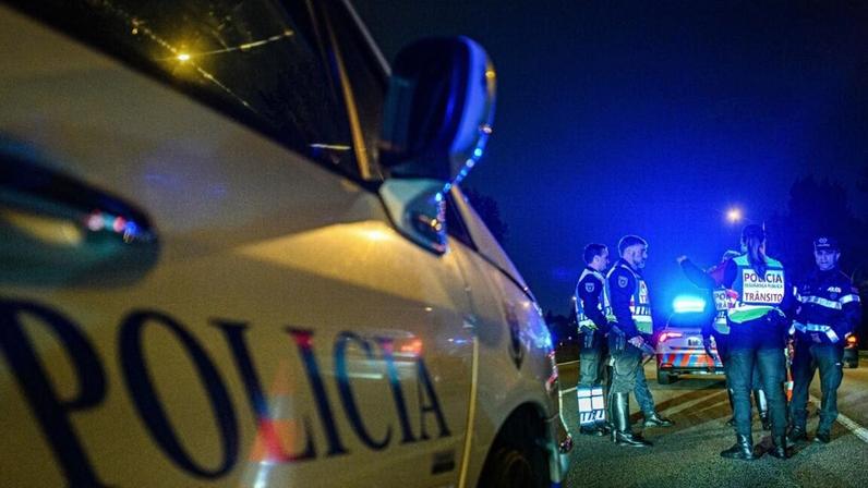 Cadáver baleado encontrado dentro de carrinha