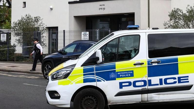 Duas pessoas procuradas por tentativa de incêndio contra sinagoga em Londres