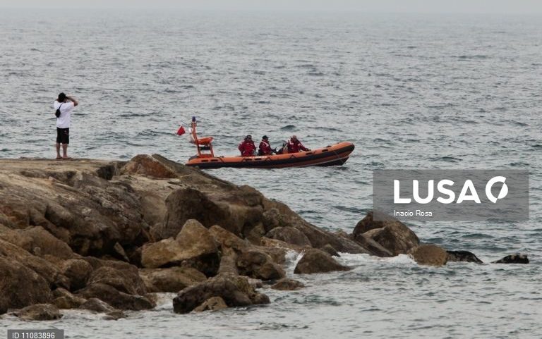 Autoridades suspendem buscas por jovem desaparecido na Costa da Caparica