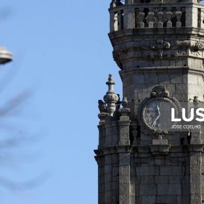 Relógio da Torre dos Clérigos, no Porto, permanece parado há dias