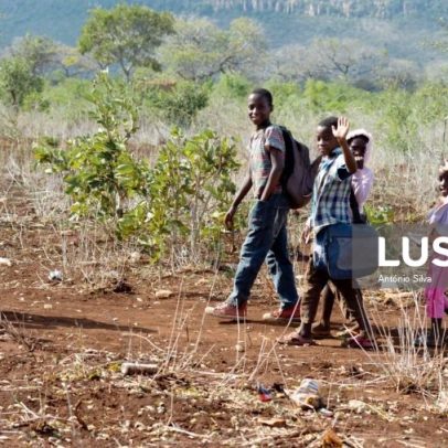 Mais de 10 mil turmas estudam ao ar livre em Moçambique, segundo Governo